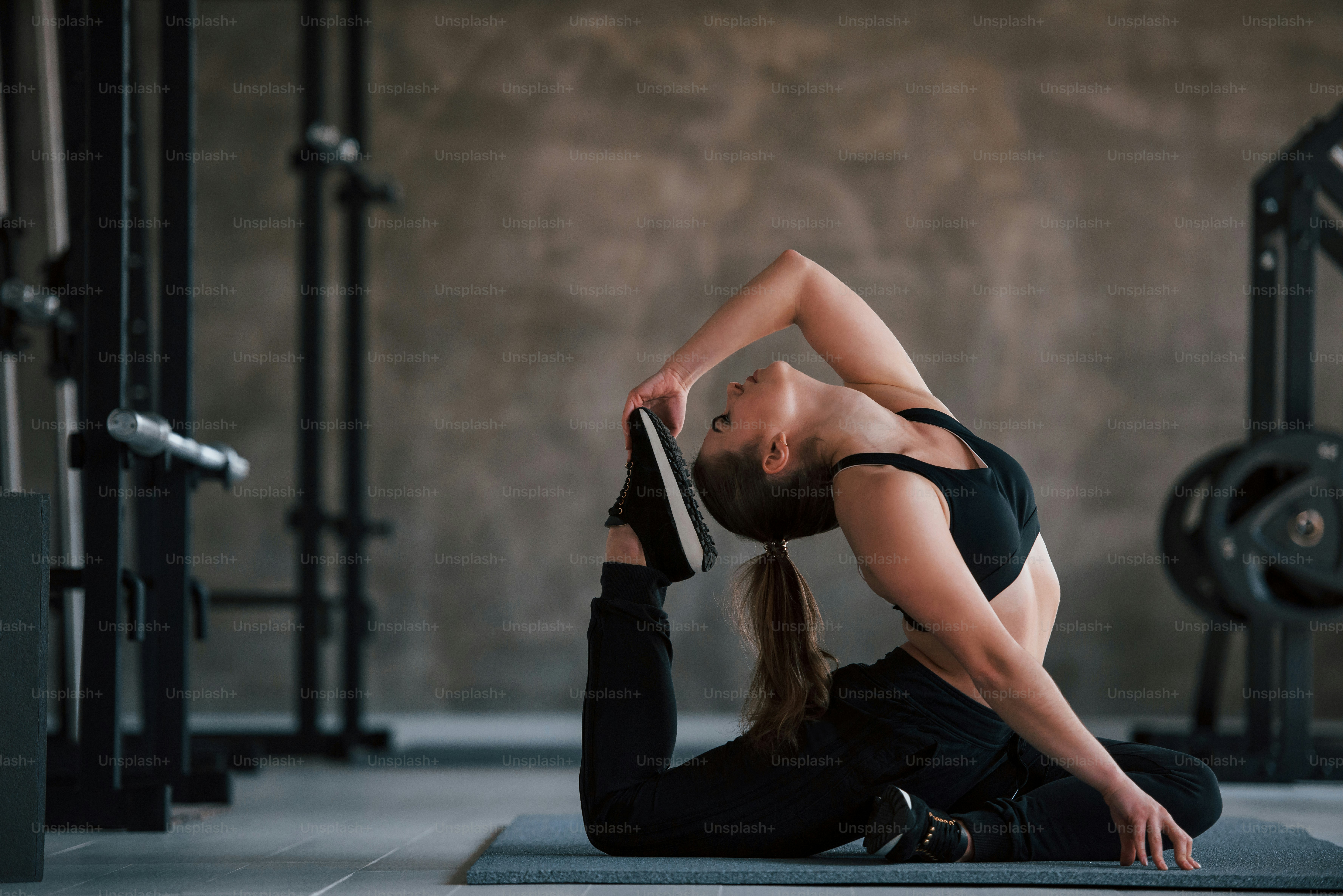 Stile di vita sano. Foto di splendida donna bionda in palestra durante il fine settimana