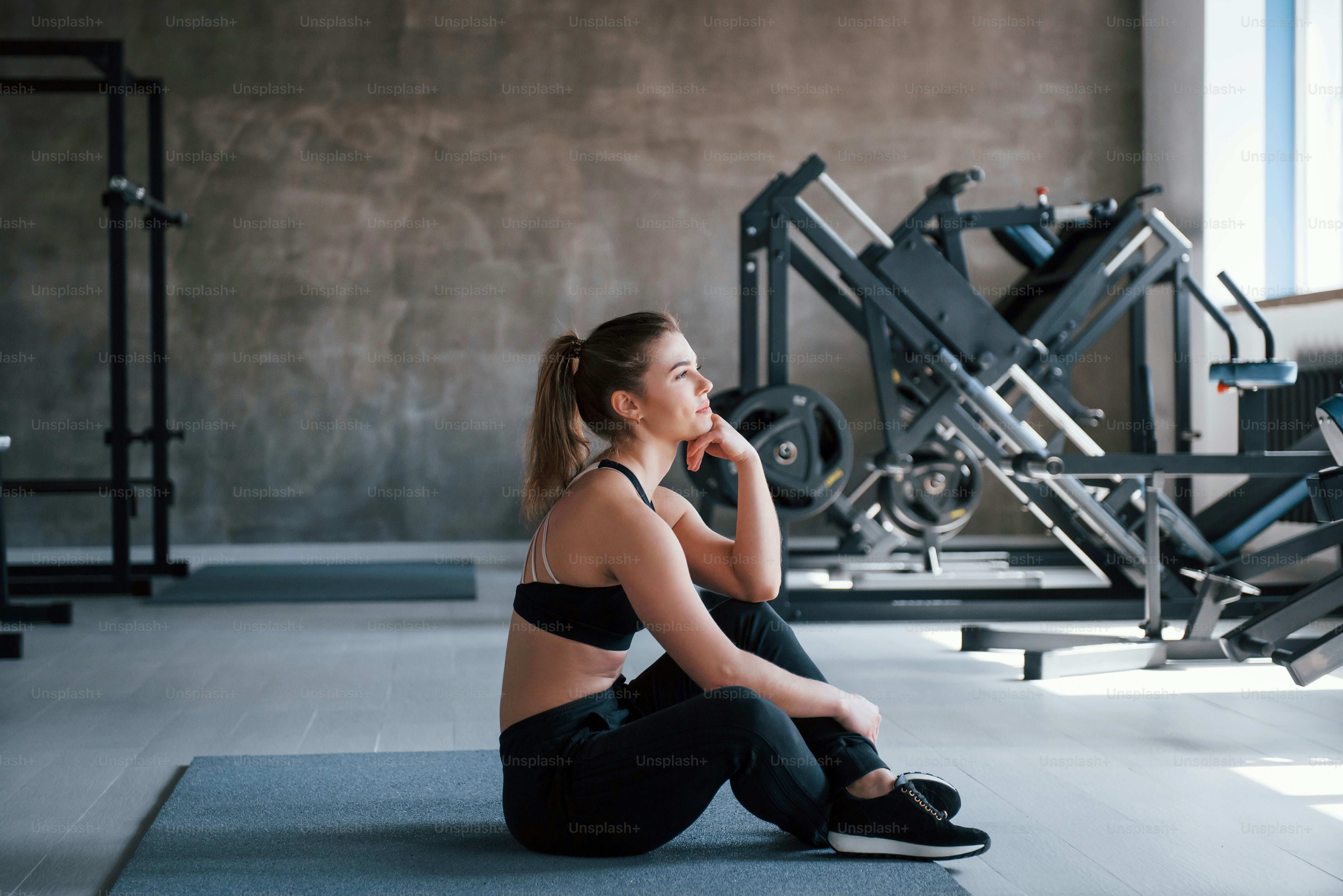Mirada pensativa. Foto de una hermosa mujer rubia en el gimnasio durante su fin de semana.