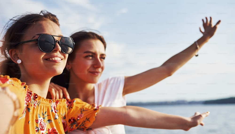 Selfie de duas meninas sorridentes ao ar livre que têm um bom fim de semana juntas em dia ensolarado.