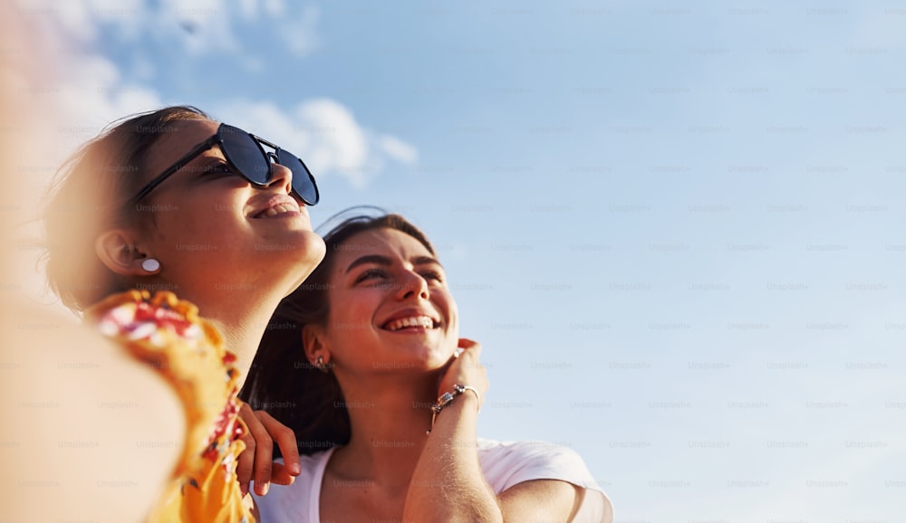 Selfie di due ragazze sorridenti all'aperto che trascorrono un buon fine settimana insieme in una giornata di sole.