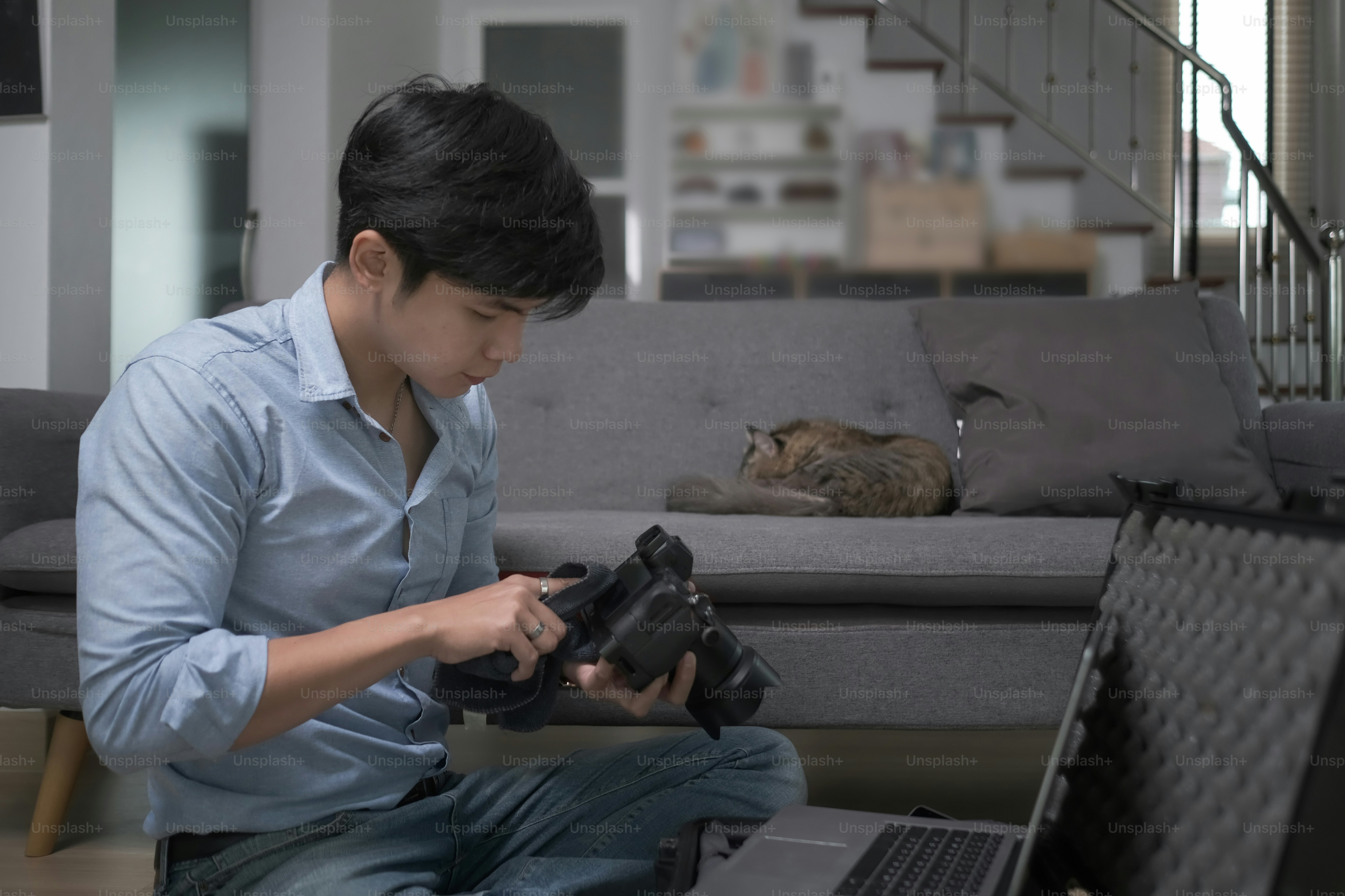 撮影前にカメラの設定を確認して調整する写真家。