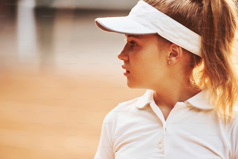 Retrato da mulher em roupas esportivas de tênis ao ar livre.