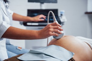 Une femme médecin fait une échographie pour une femme enceinte à l’hôpital.