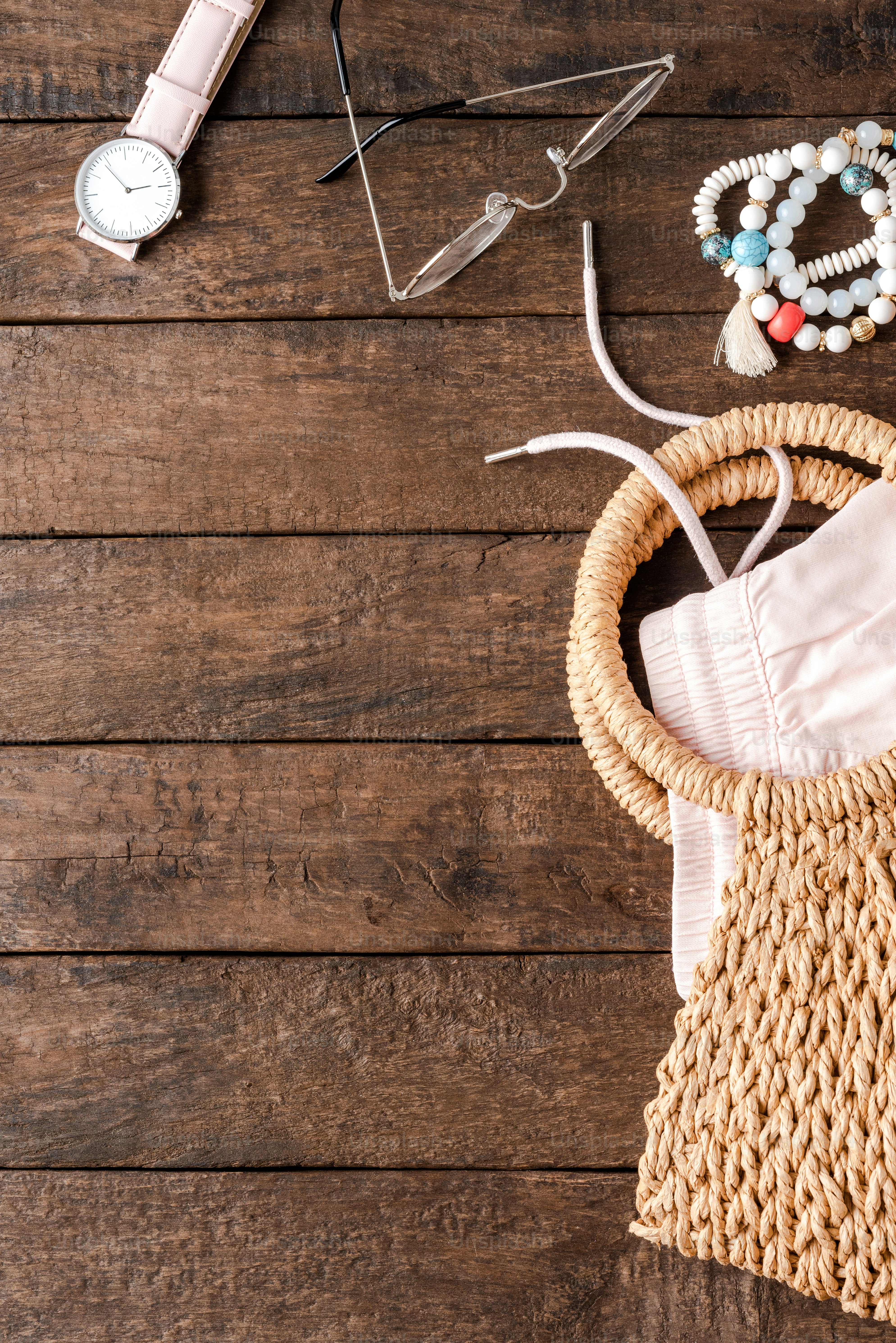 Accesorios de verano para mujer. Tendido plano