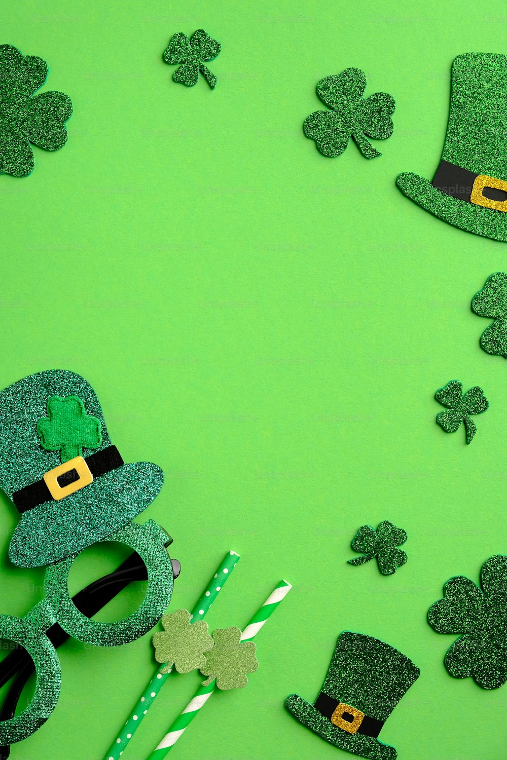 Diseño de banner vertical para el Día de San Patricio. Sombreros de elfo irlandés, hojas de trébol, gafas de fiesta sobre fondo verde con espacio de copia. Concepto de feliz día de San Patricio