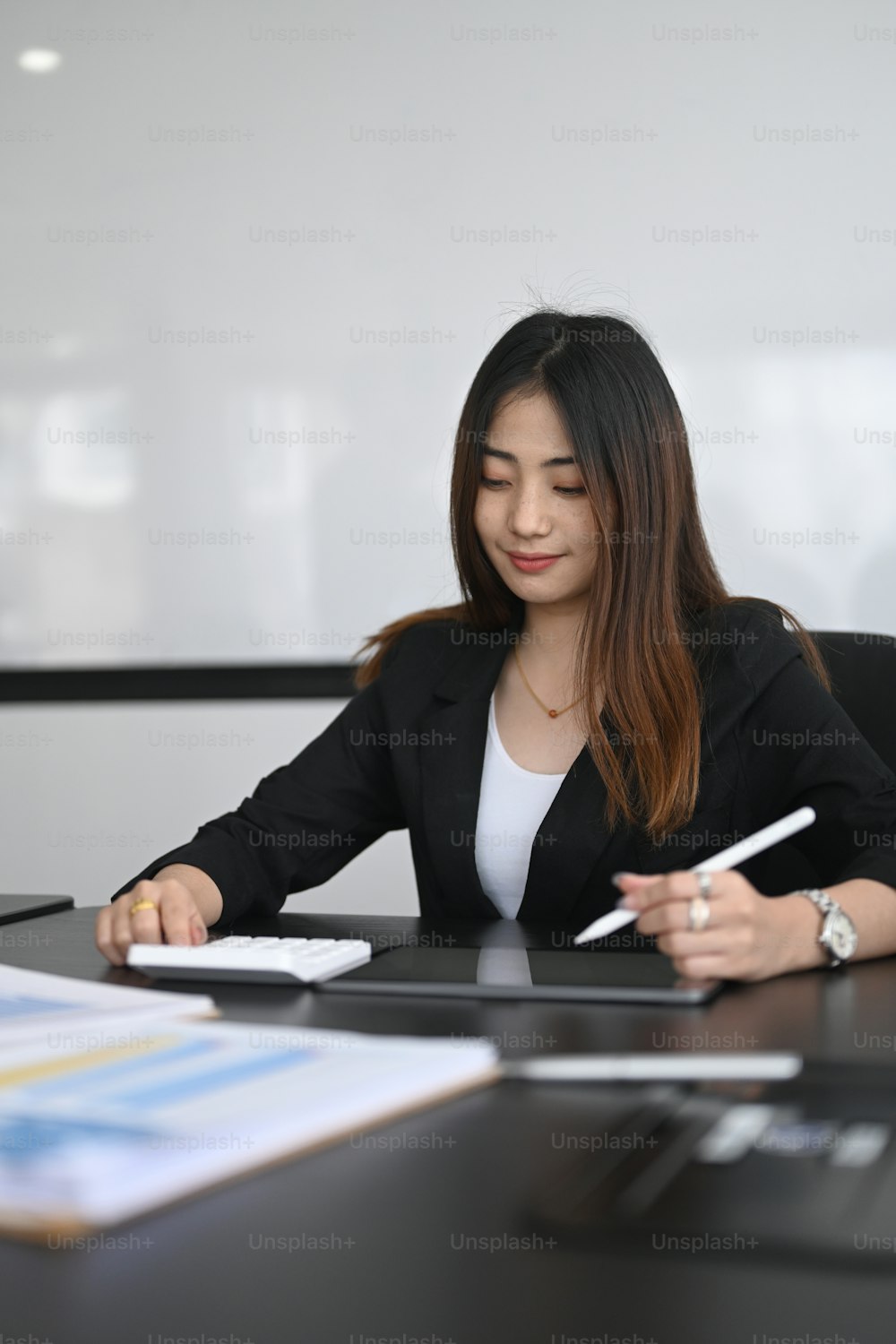Portrait d’une femme d’affaires comptable travaillant avec une tablette numérique et calculant des données d’entreprise