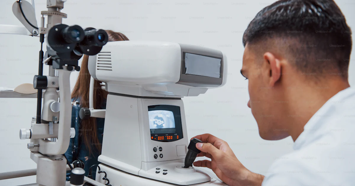 L’oculiste teste la vision du patient à l’aide d’une machine moderne ...
