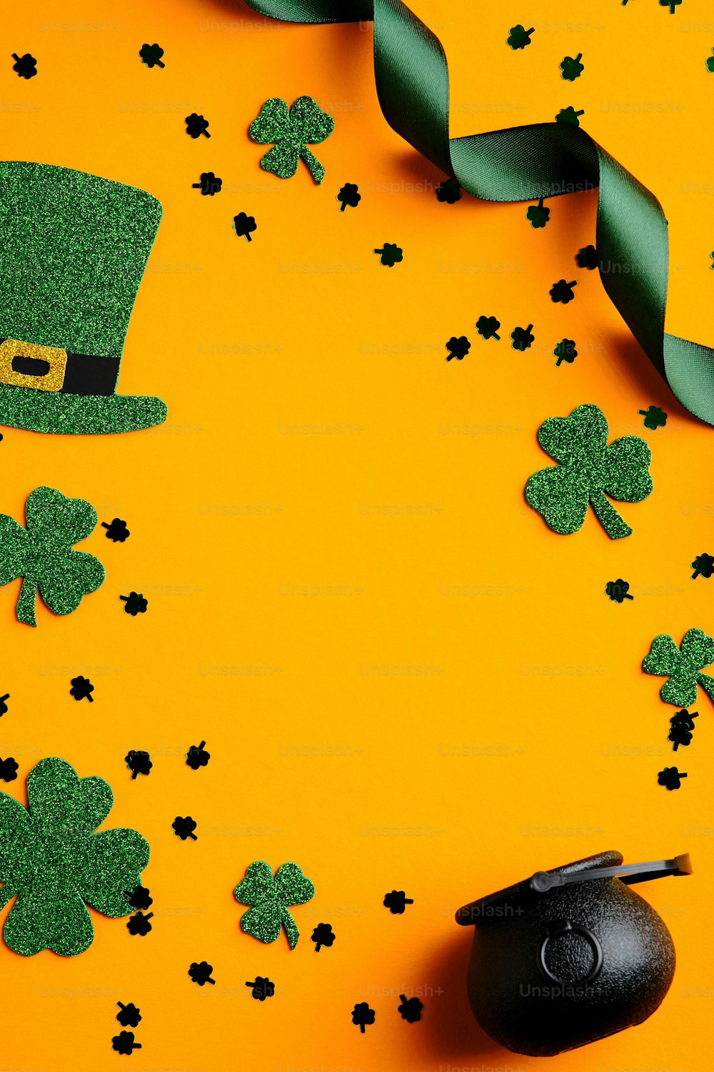 Tarjeta del día de San Patricio con trébol verde, sombrero de duende, olla de oro, cinta y confeti sobre fondo naranja. Feliz diseño de banner vertical de San Patricio.