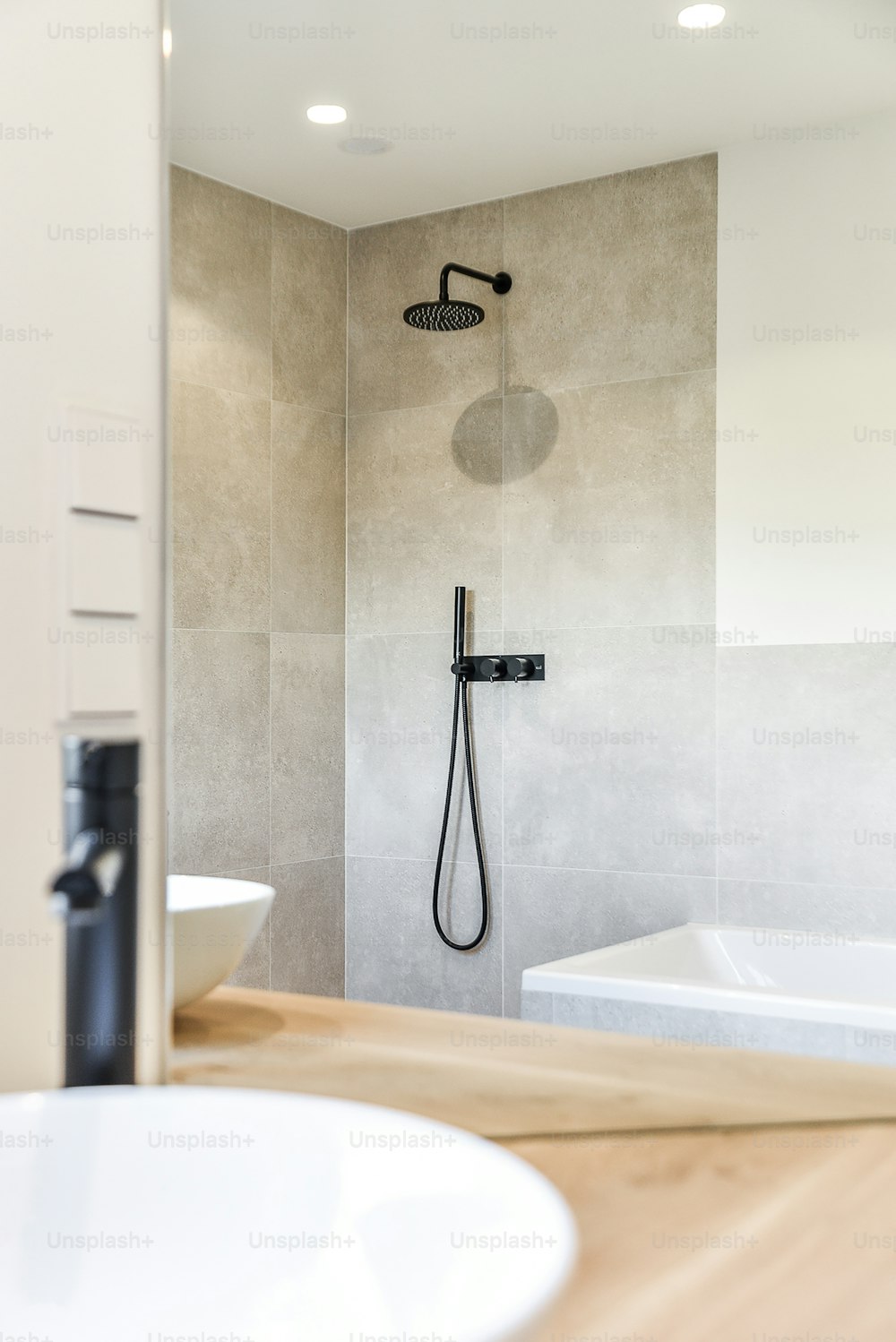 Bellissimo bagno con doccia di lusso dal design elegante