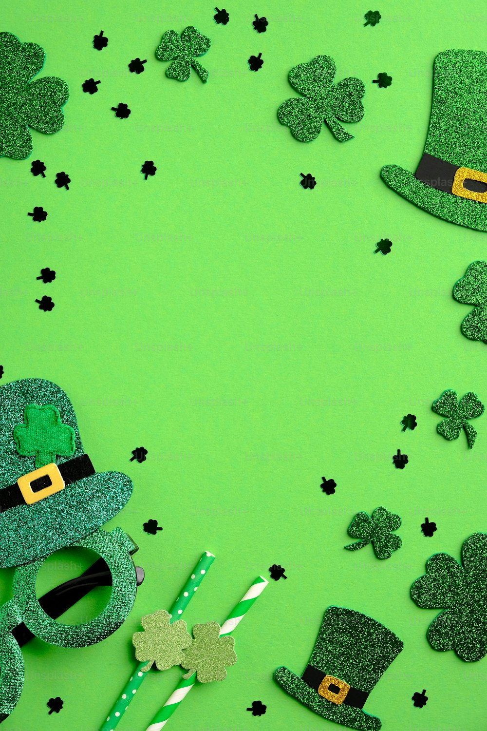 Diseño de pancarta vertical del Día de San Patricio con sombreros de elfo irlandés, tréboles de cuatro hojas de trébol, vasos del día de San Patricio, pajitas para beber, confeti sobre fondo verde. Plantilla de tarjeta de felicitación del Día de San Patricio.