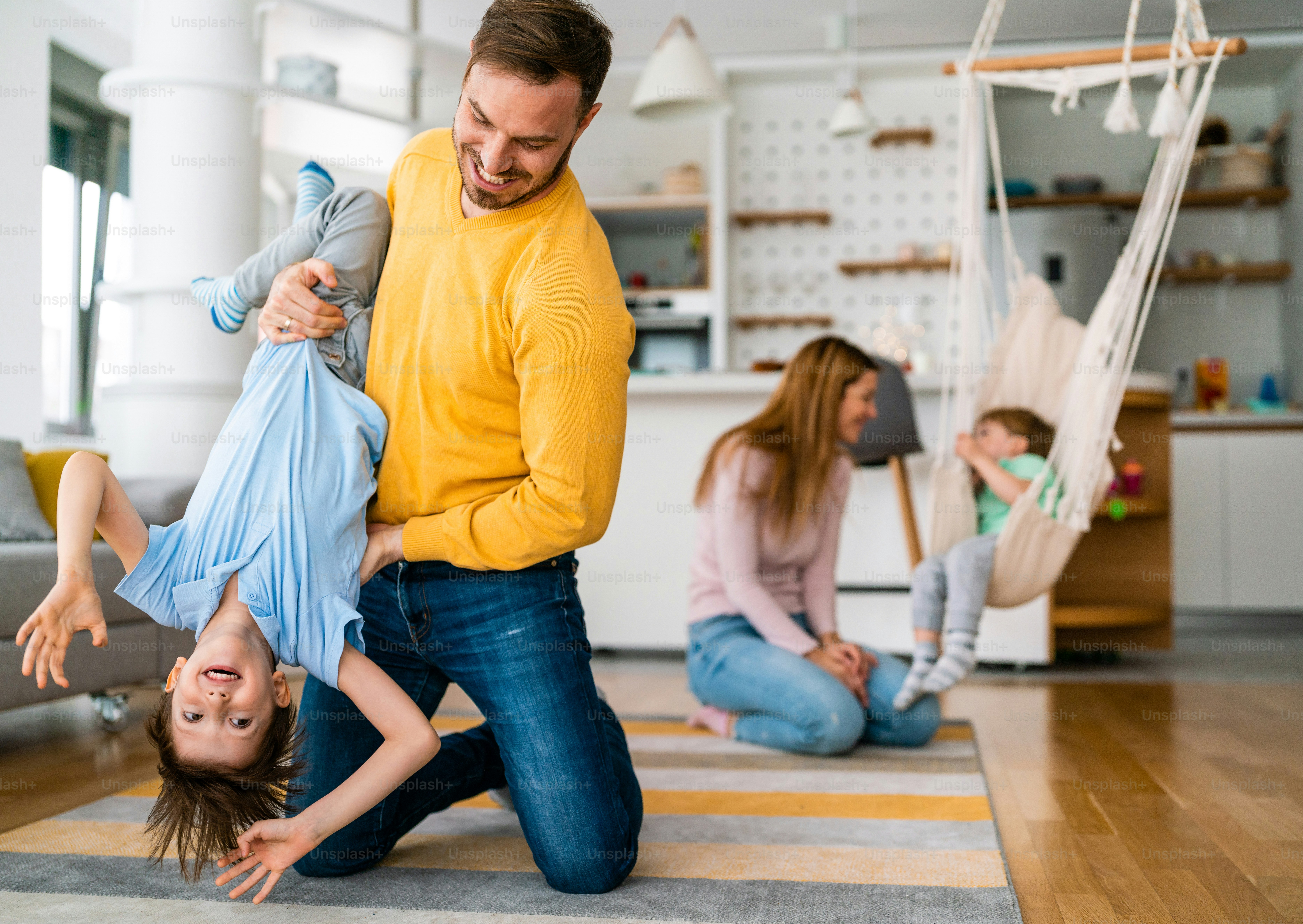Foto Familia joven feliz divirtiéndose y jugando en casa. Felicidad ...