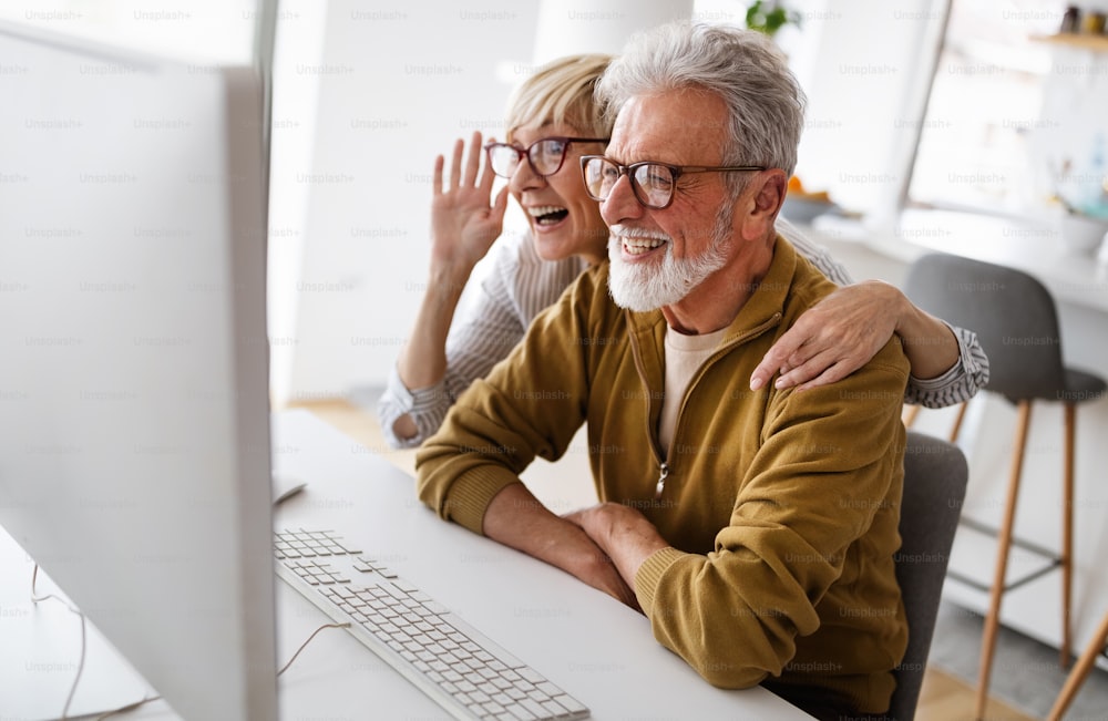 Foto Una pareja de jubilados mayores aprende sobre computadoras y soporte  en línea. Tecnología, concepto de personas – Serbia Imagen en Unsplash
