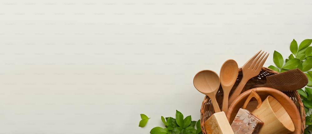 Concetto di rifiuti zero, scena mock up con utensili da cucina in legno e spazio di copia su sfondo bianco, vista dall'alto