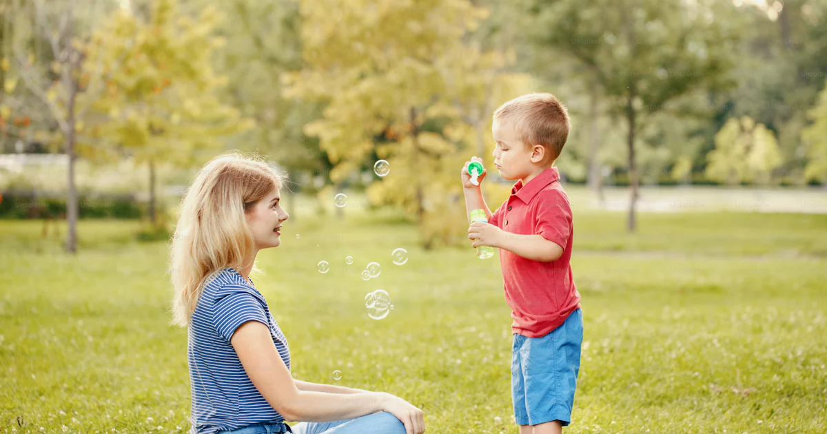 Woman and child blowing bubbles - Photo on Unsplash+