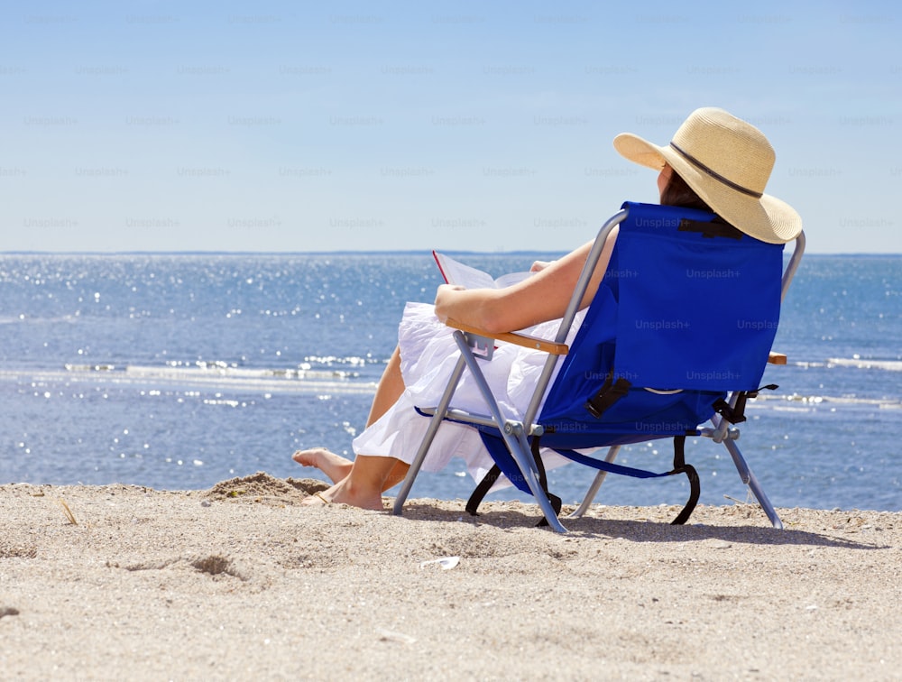 Bella donna in spiaggia nel ritratto estivo