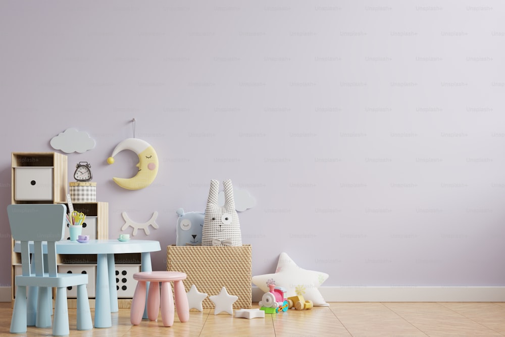 Maquete de parede de cor roxa clara no quarto das crianças No piso de madeira.3d renderização