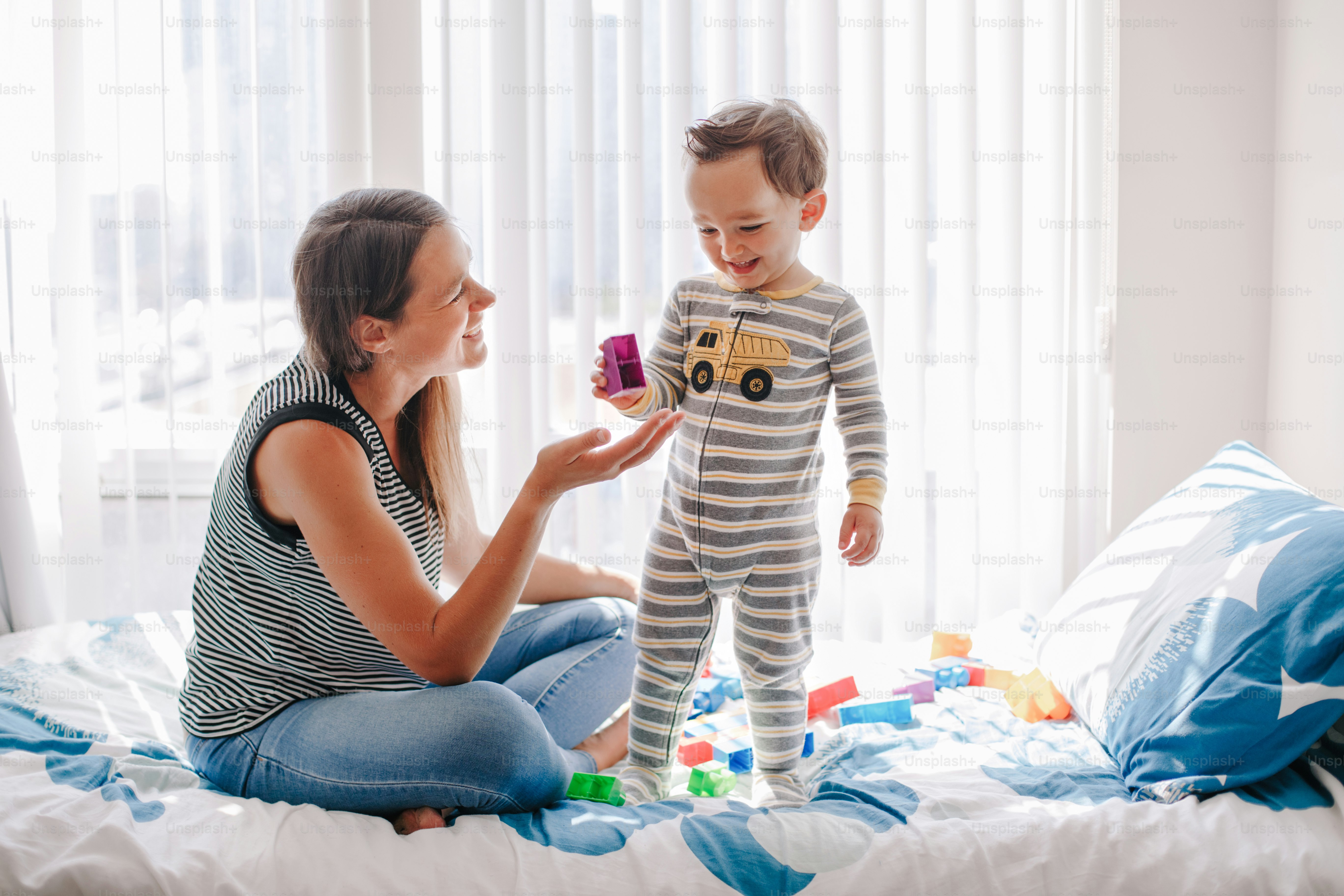Madre y bebé jugando a construir con bloques de apilamiento de juguetes ...