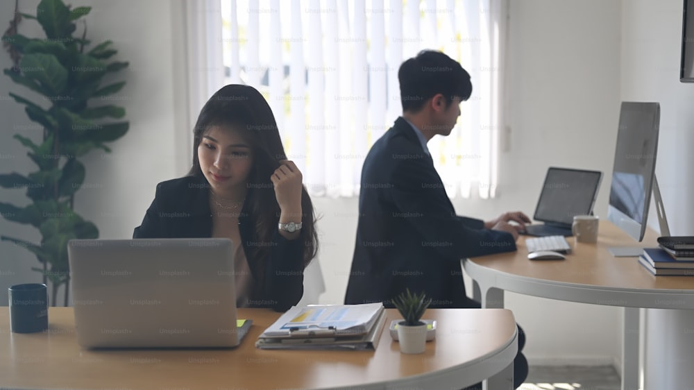 Deux jeunes hommes d’affaires travaillant ensemble dans un bureau.