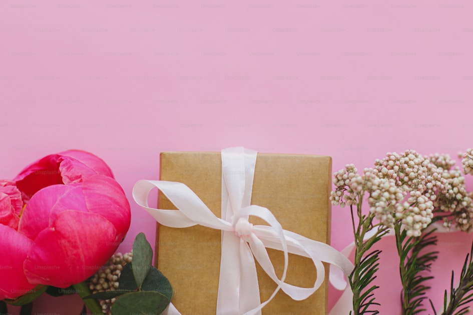 Scatola regalo elegante con nastro per testimone di nozze