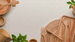Scena di mock up creativo con utensili da cucina in legno e spazio di copia su sfondo bianco, concetto di rifiuti zero