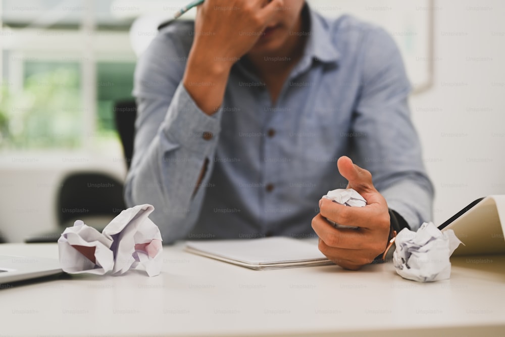 Foto cortada de empresário amassando papel e sentindo-se frustrado com o fracasso do trabalho.