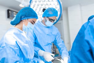 Eine weitere Operation. Chirurgie medizinisches Team, das in einem Operationssaal des Krankenhauses operiert reifer Chirurg führt einen Operationsberuf Professionalität Beruf Teamarbeit Medical People Ärzte Konzept