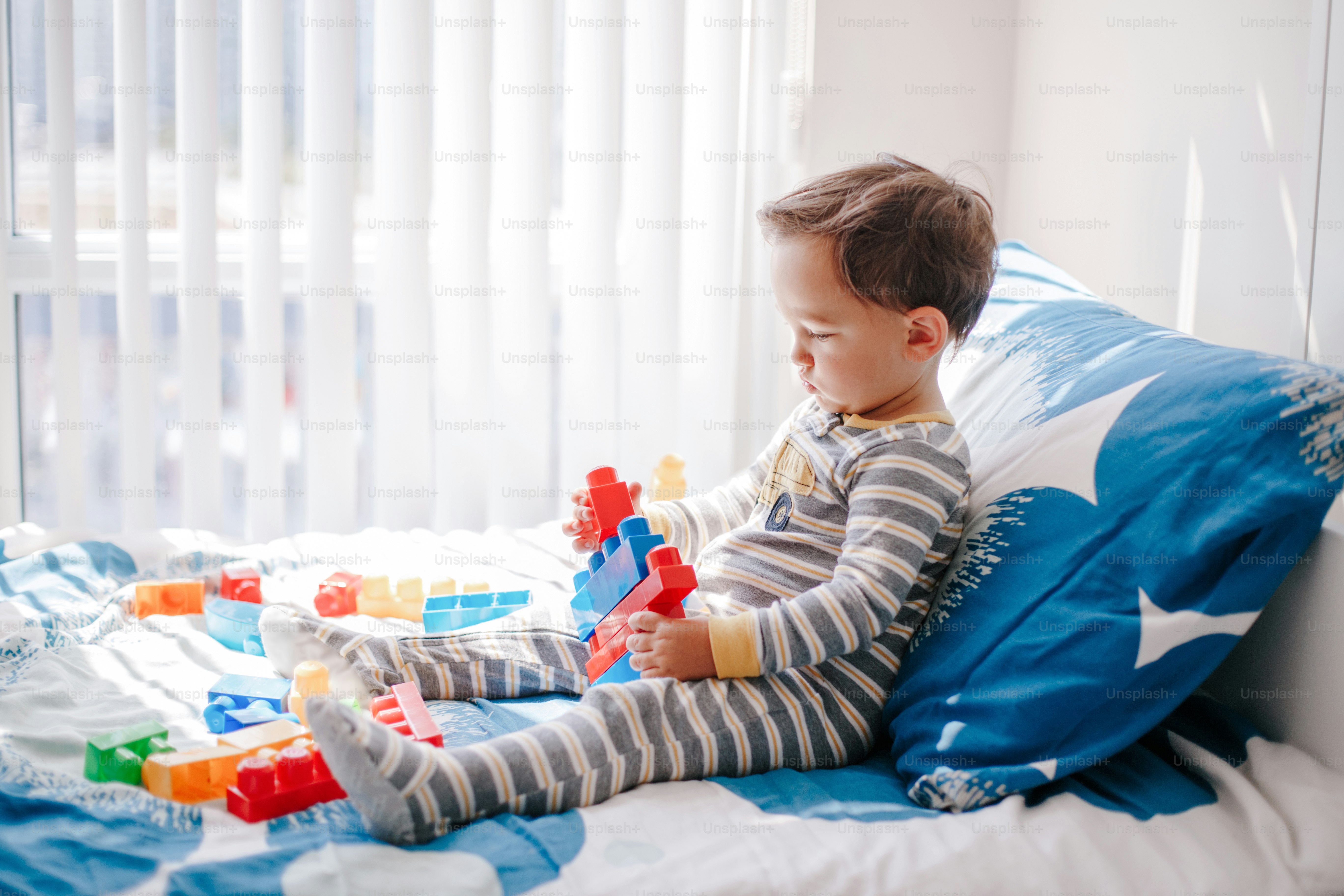 Madre y bebé jugando a construir con bloques de apilamiento de juguetes ...