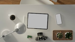 3D-Rendering, Schreibtisch mit digitalem Tablet, Smartphone, Kamera und Dekorationen, Draufsicht, Beschneidungspfad, 3D-Illustration
