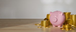 Renderização 3D, conceito de poupança de dinheiro, cofrinho rosa e moedas na mesa de madeira com espaço de cópia com fundo de parede branco, ilustração 3D