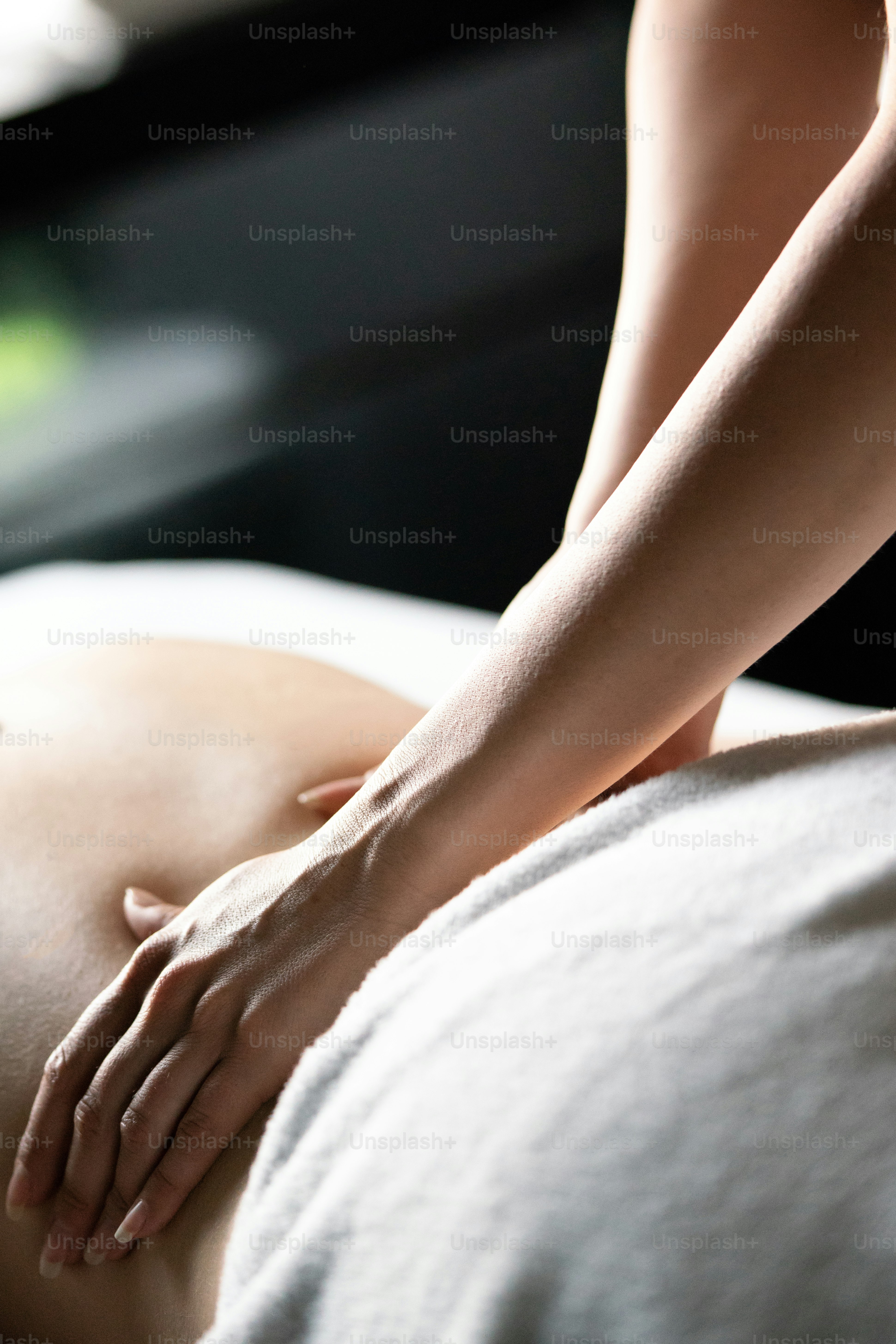 Wanita muda dan sehat di salon spa. Terapi pijat dan perawatan kecantikan.