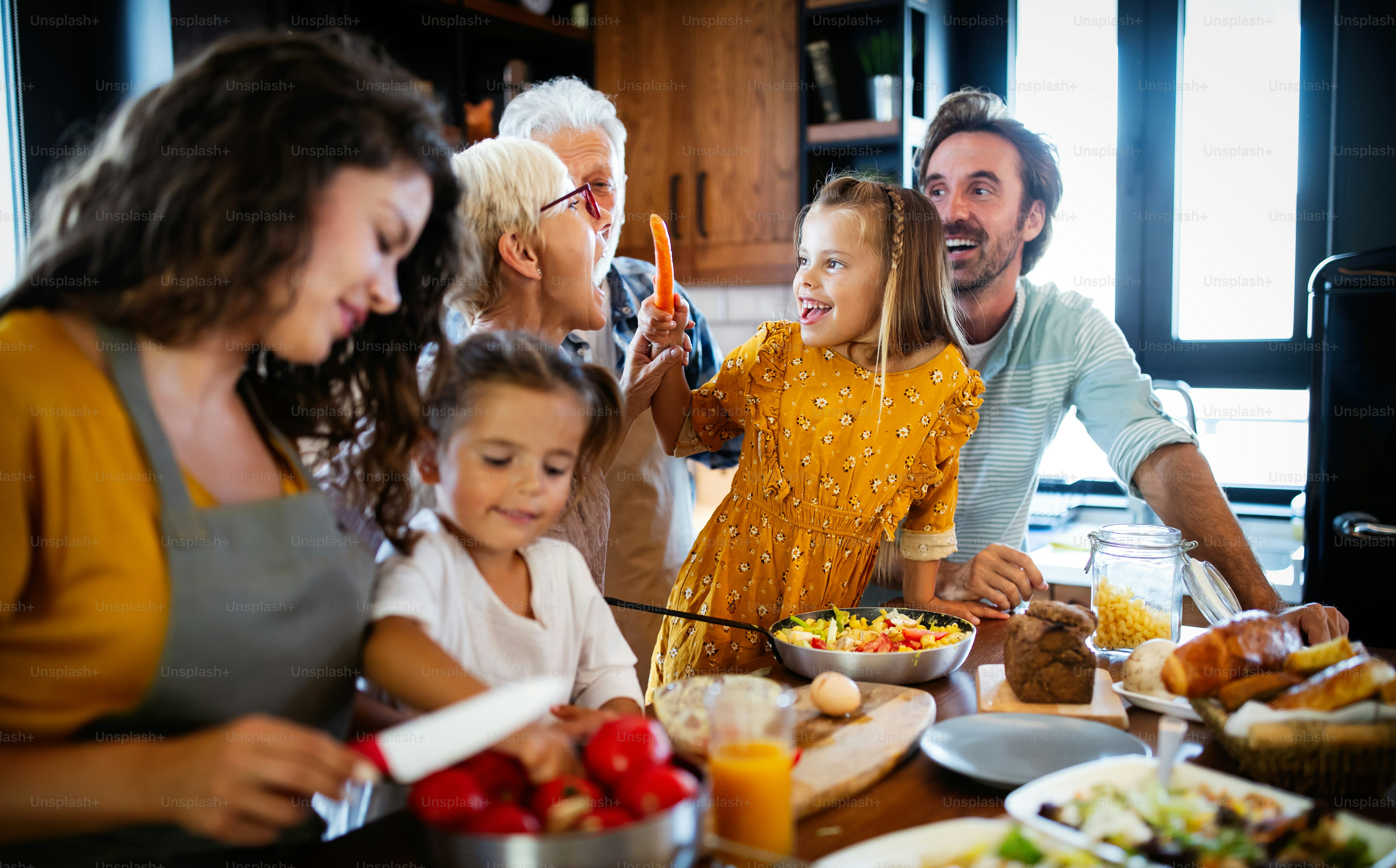 Ritratto di famiglia felice che cucina in cucina a casa