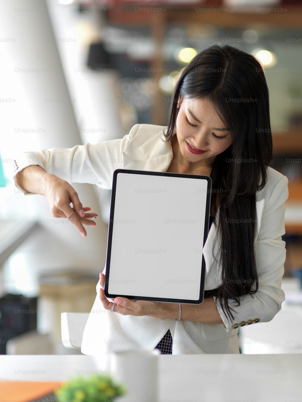 Abgeschnittene Aufnahme einer Geschäftsfrau, die ein digitales Tablet-Modell präsentiert, enthält einen Clipping-Pfad-Bildschirm