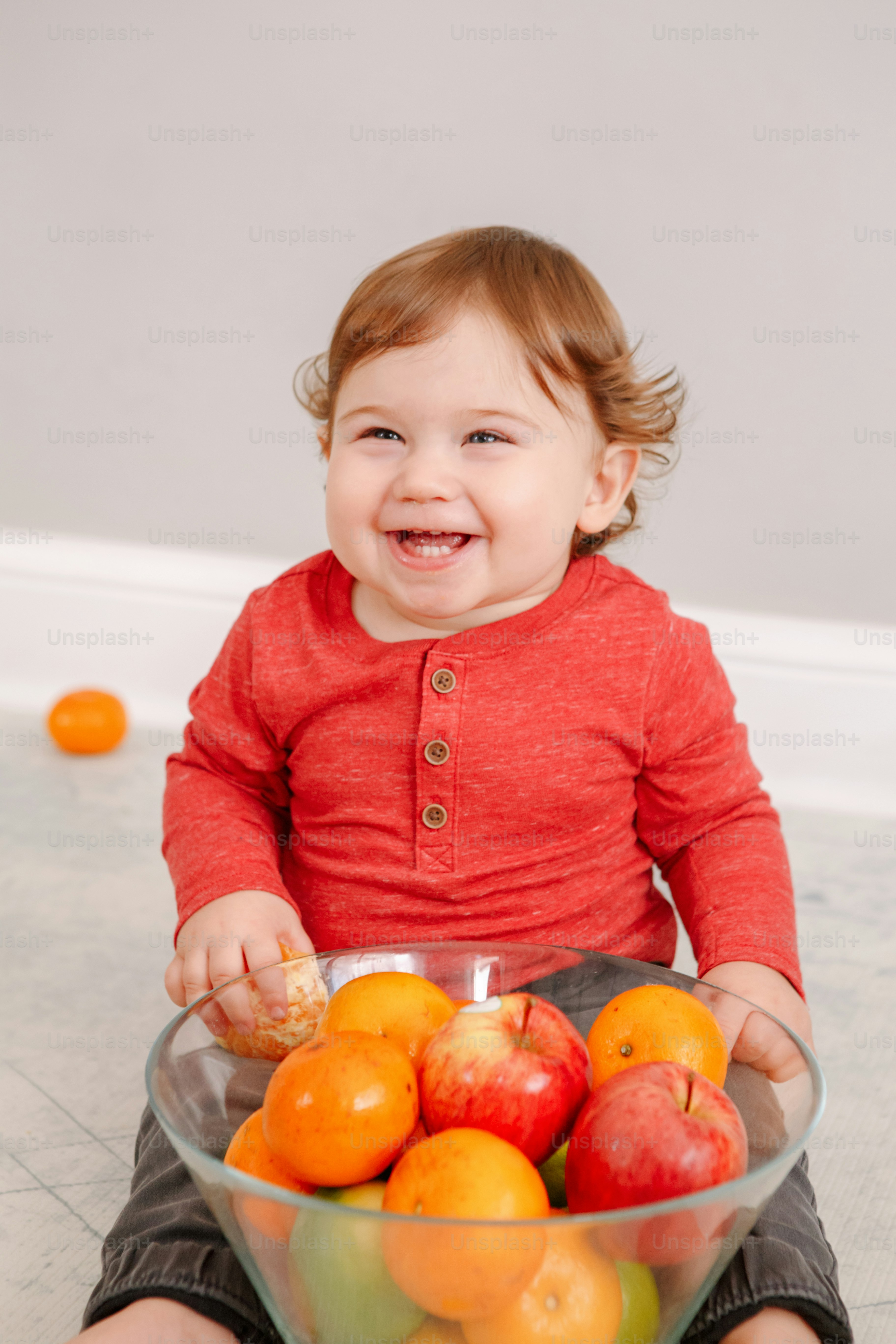 Foto Lindo Adorable Bebé Caucásico Comiendo Cítricos. Niño Finny ...