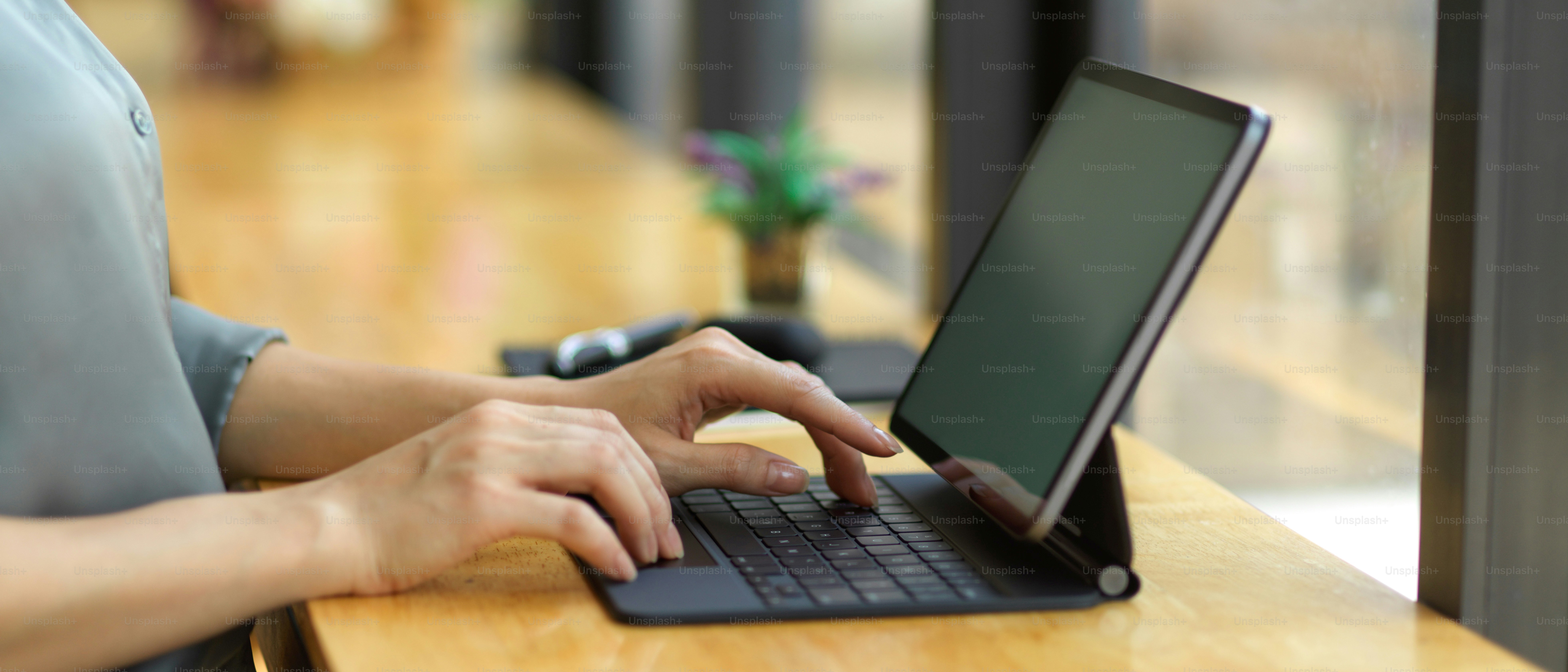 Person Typing On Computer Pictures | Download Free Images on Unsplash