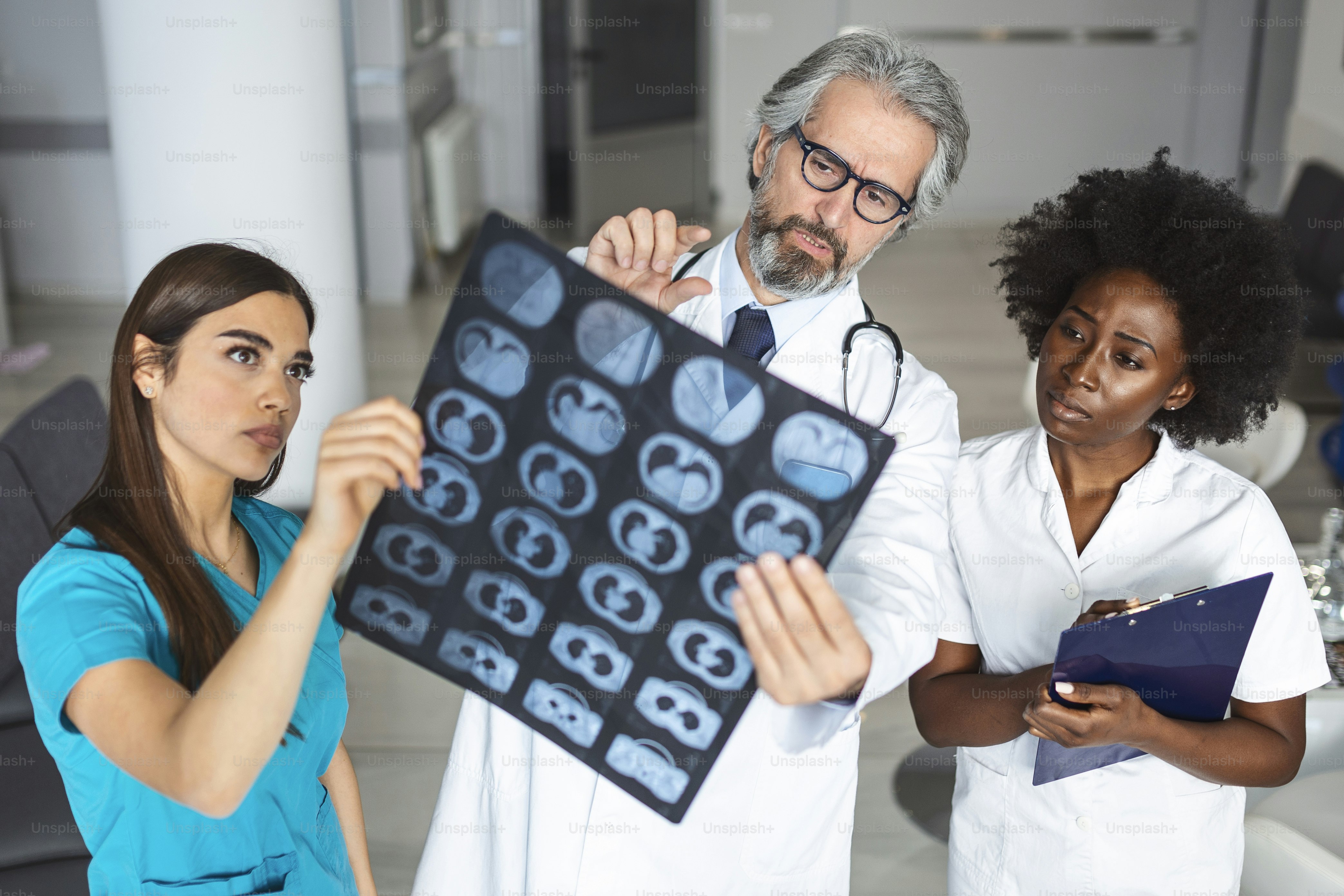 Portrait en gros plan du personnel de santé des médecins intellectuels avec une blouse blanche, regardant l’image radiographique aux rayons X des poumons, tomodensitométrie, IRM, fond de clinique hospitalière isolée. Service de radiologie