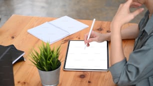 Ausschnittaufnahme einer jungen Designerin mit Stiftzeichnung auf digitalem Tablet.