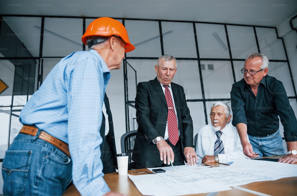 Une équipe âgée d’architectes hommes d’affaires âgés se réunit dans le bureau.
