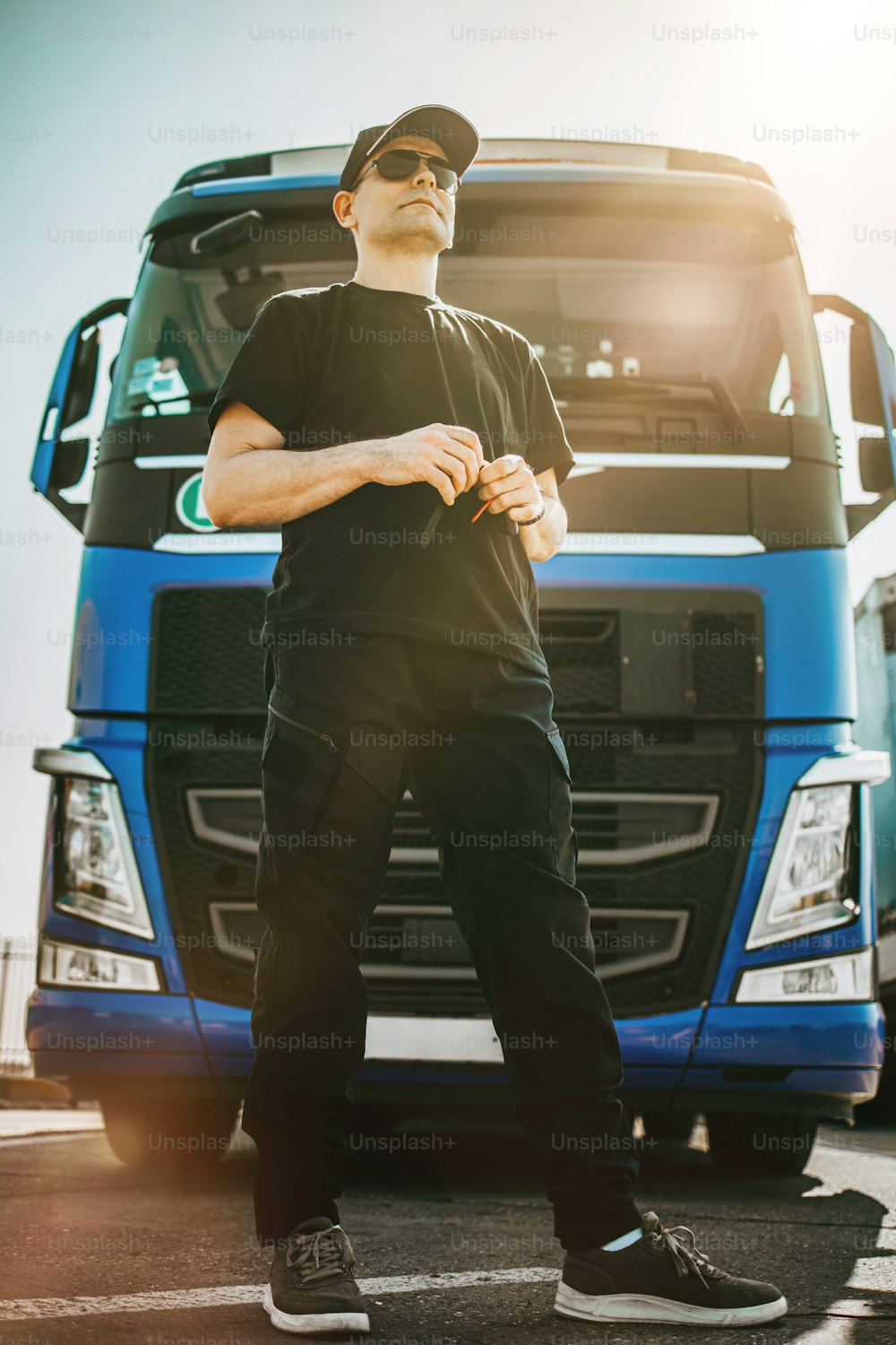 Le conducteur professionnel de camion de manutention avec casque de  protection jaune effectue un contrôle technique du véhicule par mesure de  sécurité avant le prochain trajet. photo – Camionneur Photo sur Unsplash