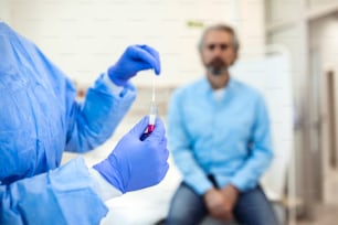 Saúde médica segurando COVID-19 , kit de coleta de swab Coronavirus, usando luvas de máscara de traje de proteção EPI, tubo de ensaio para tirar amostra de amostra de paciente OP NP, processo de protocolo de teste de DNA PCR
