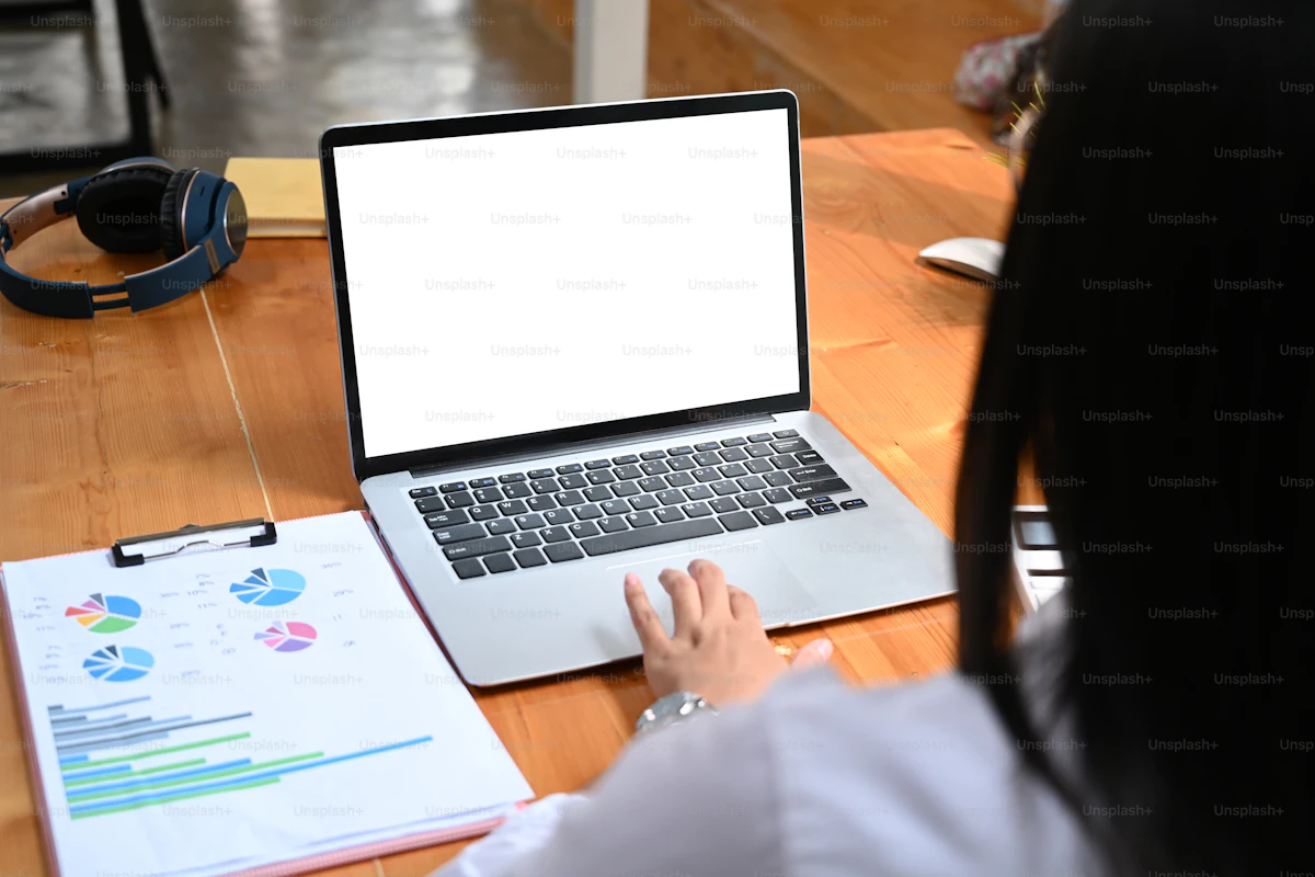 Entrepreneur analysant les statistiques et couts de sa boutique en ligne