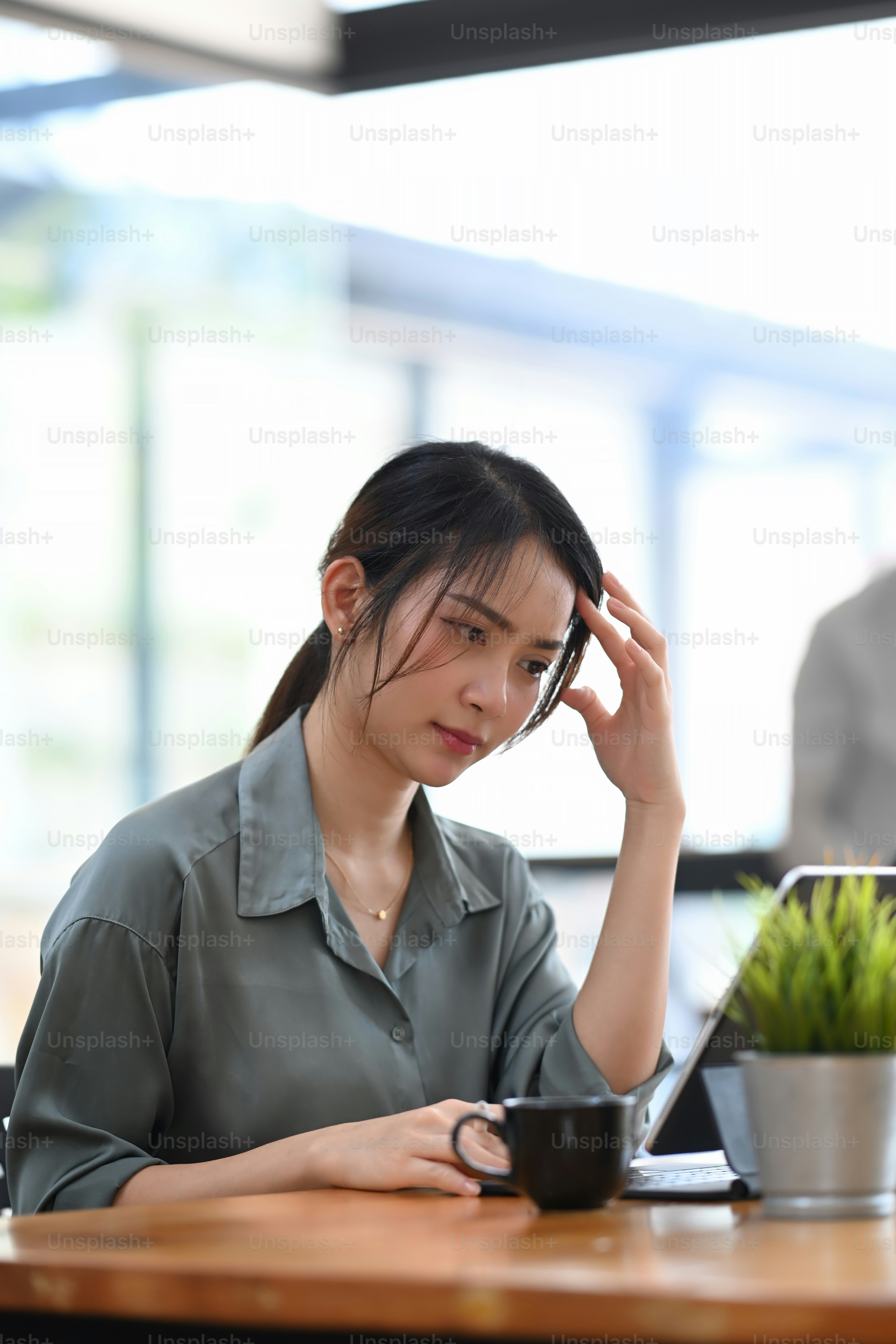 Retrato de una mujer de negocios fatigada que se toca las sienes y dolor de cabeza por exceso de trabajo.
