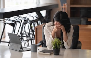 Geschäftsfrau wird gestresst und Kopfschmerzen, während sie ein Problem hat