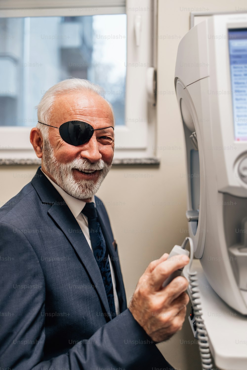 Eleganter älterer bärtiger Mann, der augenärztlich behandelt wird. Arzt Augenarzt überprüft sein Sehvermögen mit modernen Geräten.