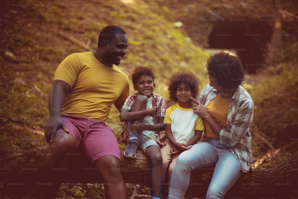 행복한 가족.  야외에서 즐거운 시간을 보내는 아프리카계 미국인 가족.