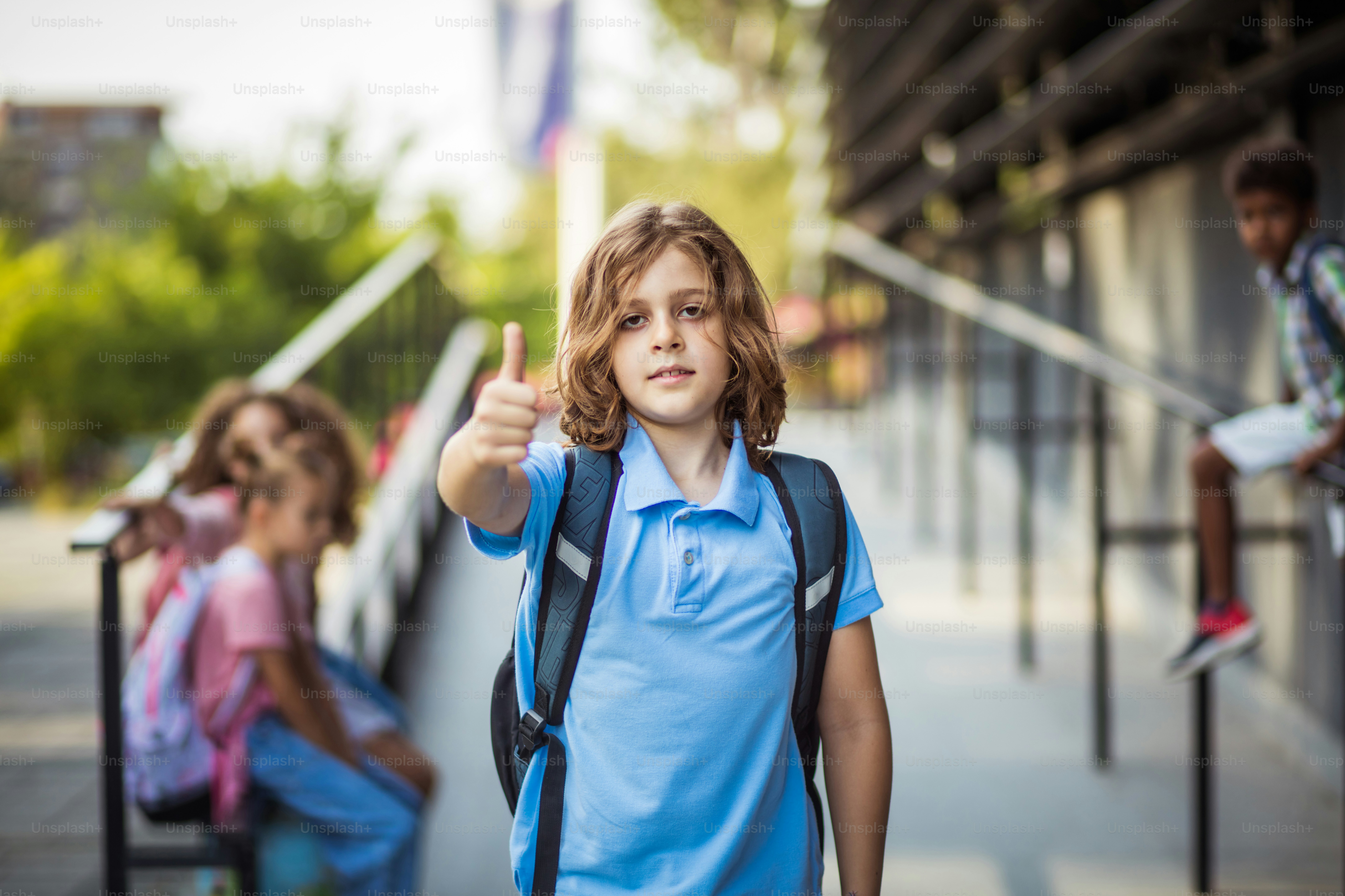 Groupe d’écoliers d’âge primaire à l’extérieur. Les écoliers vont à l ...
