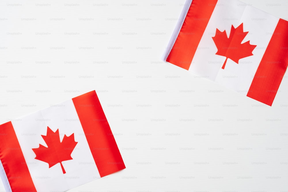Banderas canadienses sobre fondo blanco. Diseño de banner de Feliz Día de Canadá.