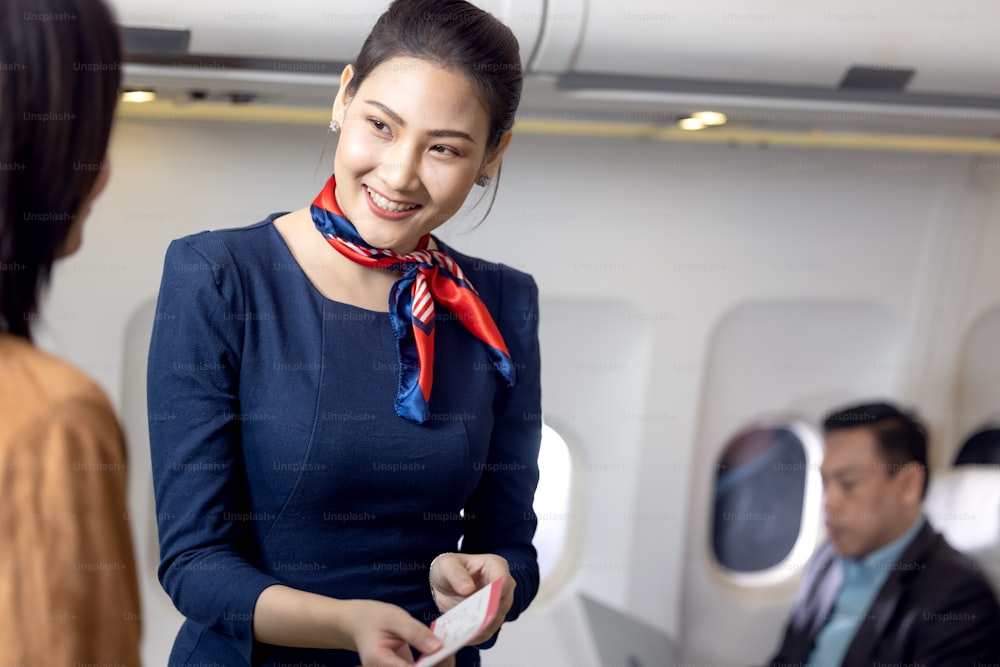 Personale di bordo o hostess che accoglie i passeggeri in aereo, servizio di hostess o hostess
