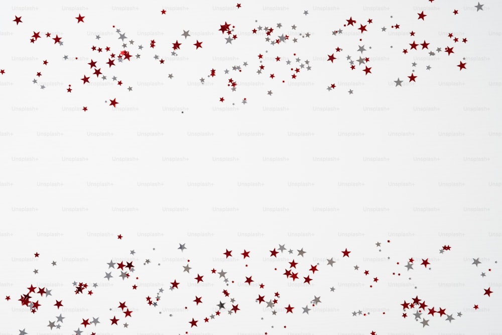 Étoiles de confettis rouges et blanches sur fond blanc. Conception de bannière de la fête du Canada. Mise à plat, vue de dessus, espace de copie.