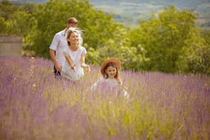 라벤더 밭에 있는 젊은 가족.