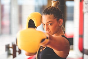 ボクシンググローブをはめたボクサーの女性。